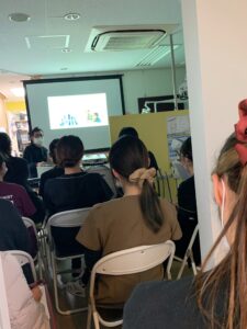 全体ミーティングで一致団結!